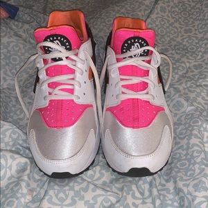 NIKE HUARACHES. CUSTOMS